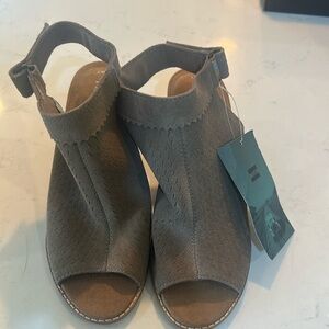 Toms Women’s Suede Sandals Size7